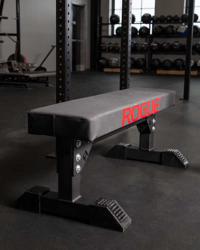 ROGUE コンペテション ファットパッド ブラックをジム内で斜め前方から撮影、ベンチ全体のサイズ感と脚部構造が分かる全体構図