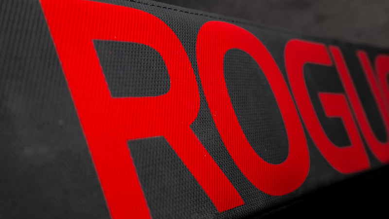 ROGUE コンペテション ファットパッド ブラックのサイドロゴ部分を斜めから拡大、赤色ROGUEロゴのプリント質感と表面テクスチャが分かるディテール