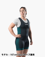 ELEIKO パワーリフティング シングレット IPF公認品 ストロングブルーを女性モデルの上半身中心で正面斜めから捉えた構図。胸元のELEIKOロゴと肩ストラップ形状が分かるシングレット