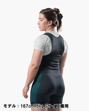 ELEIKO パワーリフティング シングレット IPF公認品 ストロングブルーを女性モデルが背面斜め後ろから着用した構図。背中のレーサーバック形状とヒップから太腿までのフィット感が分かるシングレット