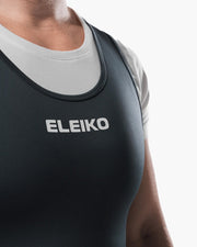 ELEIKO パワーリフティング シングレット IPF公認品 ストロングブルーの胸部を正面から拡大した構図。フロント中央のELEIKOロゴと伸縮性コンプレッション素材の質感が分かるディテール