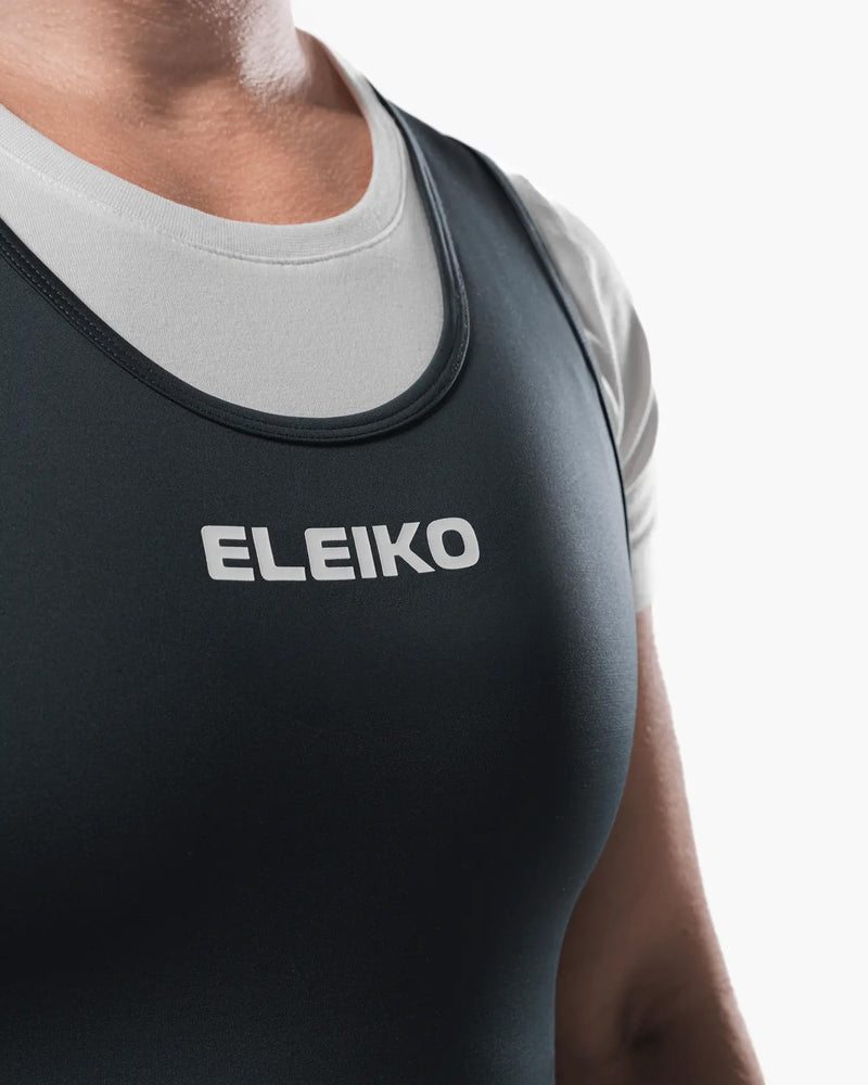 ELEIKO パワーリフティング シングレット IPF公認品 ストロングブルーの胸部を正面から拡大した構図。フロント中央のELEIKOロゴと伸縮性コンプレッション素材の質感が分かるディテール