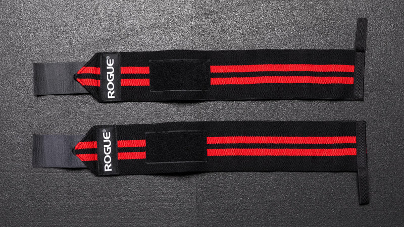 ROGUE リストラップ ブラック＆レッドを上から捉えた展開状態で面ファスナー位置と長さ、左右ペア構成が分かる仕様