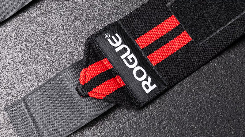 ROGUE リストラップ ブラック＆レッドを接写で捉えたロゴタグ部分の配置と刺繍、ブランド視認性が分かるディテール