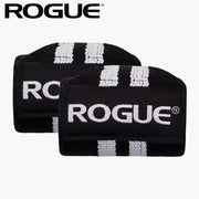 ROGUE リストラップ ブラック＆ホワイト 正面から見たロゴ入り2本セットのクローズアップ構図、厚みとストライプ柄が分かるディテール重視カット