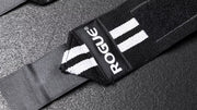 ROGUE リストラップ ブラック＆ホワイト ロゴタグ周辺の接写、ブランドロゴとストライプ柄の配置、素材の織り目が分かる斜めアングル構図