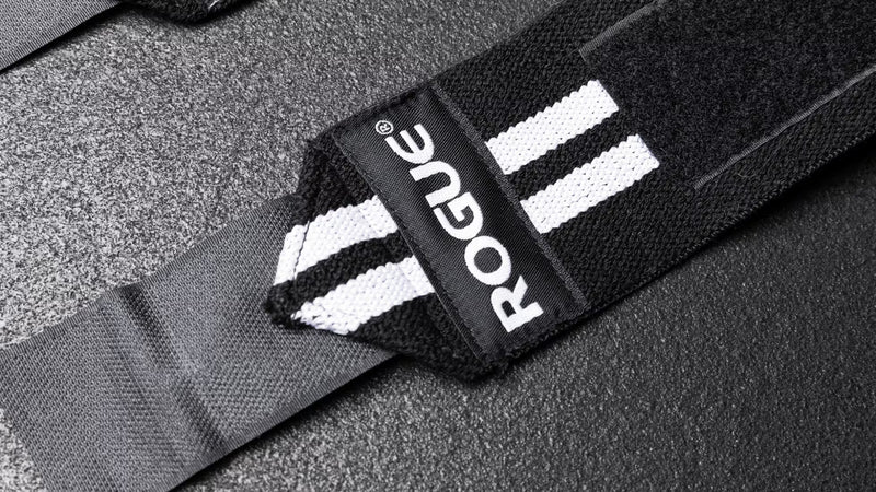 ROGUE リストラップ ブラック＆ホワイト ロゴタグ周辺の接写、ブランドロゴとストライプ柄の配置、素材の織り目が分かる斜めアングル構図