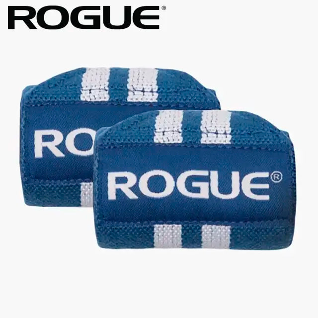 ROGUE リストラップ ブルー＆ホワイト 正面から見たロゴ入り2本セットのクローズアップ、厚みとストライプ柄の配置が分かるディテール重視構図