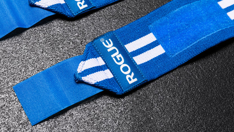 ROGUE リストラップ ブルー＆ホワイト ロゴタグ周辺の斜め接写、ブランドロゴとストライプ柄の配置や織り目が分かる質感重視カット