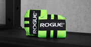 ROGUE リストラップ グリーン＆ブラック ラック上に置いた斜め前方アングル、立てた状態でロゴ面と立体感、カラーコントラストが分かる使用シーンカット