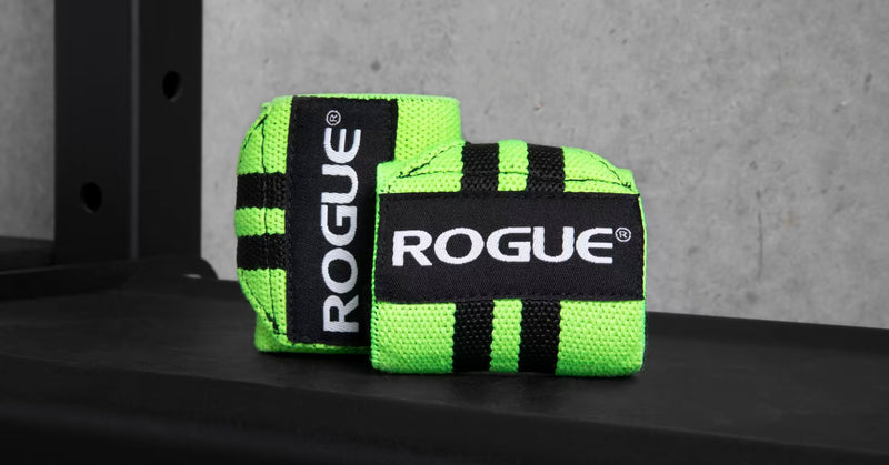 ROGUE リストラップ グリーン＆ブラック ラック上に置いた斜め前方アングル、立てた状態でロゴ面と立体感、カラーコントラストが分かる使用シーンカット
