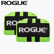 ROGUE リストラップ グリーン＆ブラック 正面から見たロゴ入り2本セットのクローズアップ、蛍光グリーンとブラックストライプの配色と厚みが分かる構図