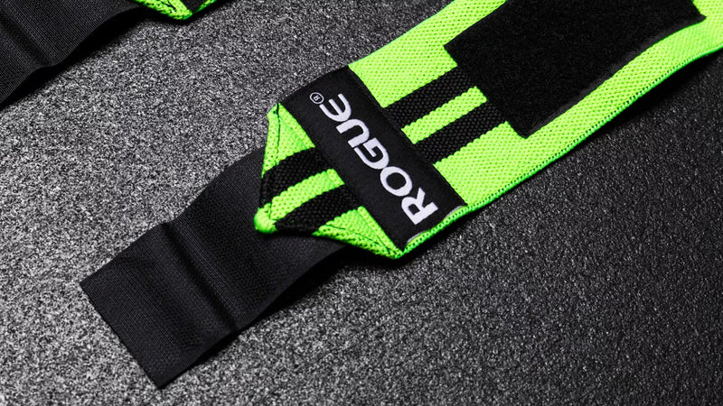 ROGUE リストラップ グリーン＆ブラック 全体を真上から俯瞰した平置き構図、左右ペアの長さとベルクロ配置が分かる全体仕様カット