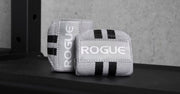 ROGUE リストラップ グレー＆ブラック ラック上に置いた斜め前方アングル、立てた状態でロゴ面と立体感、使用シーンがイメージできる構図
