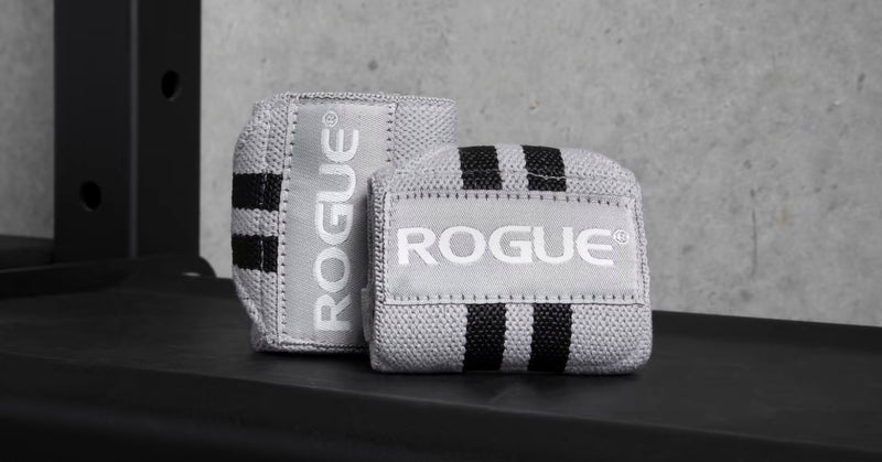 ROGUE リストラップ グレー＆ブラック ラック上に置いた斜め前方アングル、立てた状態でロゴ面と立体感、使用シーンがイメージできる構図