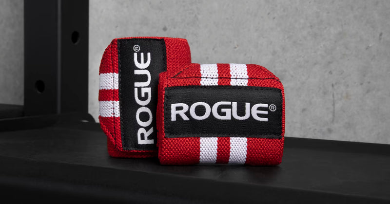 ROGUE リストラップ レッド＆ホワイト ラック上に置いた斜め前方アングル、立てた状態でロゴ面と立体感、カラーコントラストが分かる使用シーンカット
