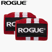 ROGUE リストラップ レッド＆ホワイト 正面から見たロゴ入り2本セットのクローズアップ、赤生地とホワイトストライプの配色と厚みが分かる構図