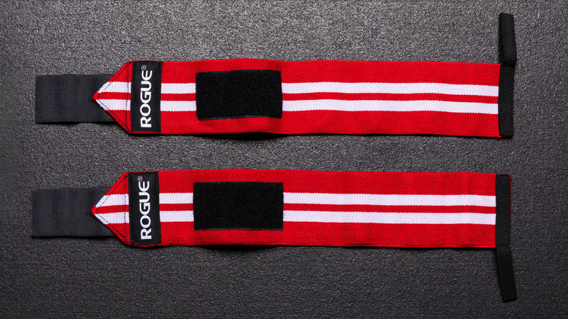 ROGUE リストラップ レッド＆ホワイト 全体を真上から俯瞰した平置き構図、左右ペアの長さとベルクロ配置が分かる全体仕様カット