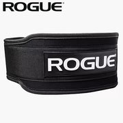 ROGUE 5インチナイロンウェイトリフティングベルト ブラック 左斜め上からロゴパッチとベルト外周の縫製ラインを確認できる立体形状のディテール