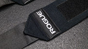 ROGUE リストラップ ネイビーブルーを接写で捉えたロゴタグ部分の配置と刺繍、ブランド視認性が分かるディテール