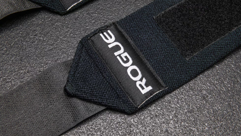 ROGUE リストラップ ネイビーブルーを接写で捉えたロゴタグ部分の配置と刺繍、ブランド視認性が分かるディテール