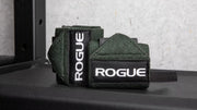ROGUE リストラップ ミリタリーグリーンを斜め前方から捉えた巻いた状態でロゴタグとループ形状、厚みのある構造が分かるディテール