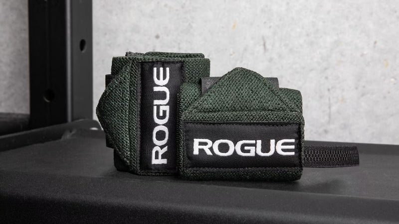 ROGUE リストラップ ミリタリーグリーンを斜め前方から捉えた巻いた状態でロゴタグとループ形状、厚みのある構造が分かるディテール