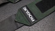ROGUE リストラップ ミリタリーグリーンを接写で捉えたロゴタグ部分の配置と縫製、ブランドロゴの視認性が分かるディテール
