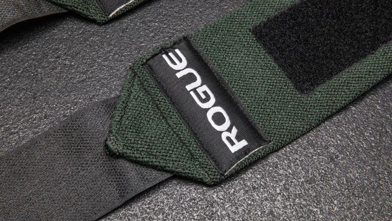 ROGUE リストラップ ミリタリーグリーンを接写で捉えたロゴタグ部分の配置と縫製、ブランドロゴの視認性が分かるディテール