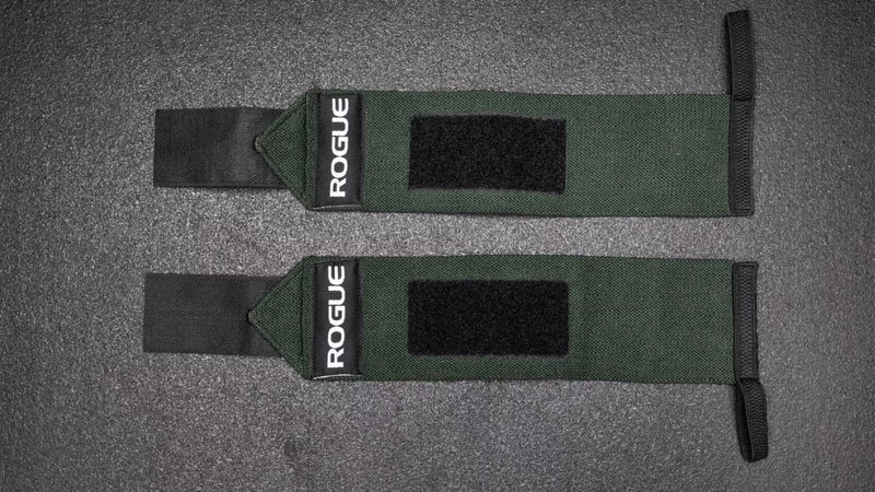 ROGUE リストラップ ミリタリーグリーンを横並びで上から捉えた展開状態で面ファスナー位置と長さ、全体構造が分かる仕様