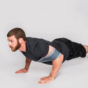 SLINGSHOT スリングショットプッシュアップ グレーを着用し、正面から腕立て伏せを行う姿勢を捉えた視点。上腕を連結し負荷を分散する使用イメージ。
