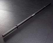 （予約販売商品）ROGUE アクセルバー パウダーコーテッド ブラック バー全体を床置きで斜めから捉えた構図でシャフト径と全長バランスが分かる視点