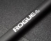 （予約販売商品）ROGUE アクセルバー パウダーコーテッド ブラック シャフト中央のROGUEロゴ部分を斜め上から捉えた接写で表面仕上げとロゴ配置が分かる視点