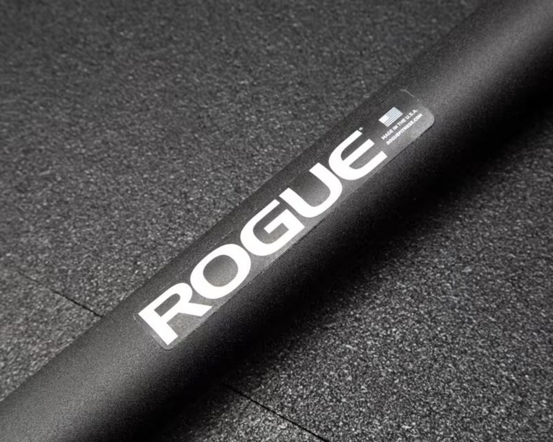 （予約販売商品）ROGUE アクセルバー パウダーコーテッド ブラック シャフト中央のROGUEロゴ部分を斜め上から捉えた接写で表面仕上げとロゴ配置が分かる視点