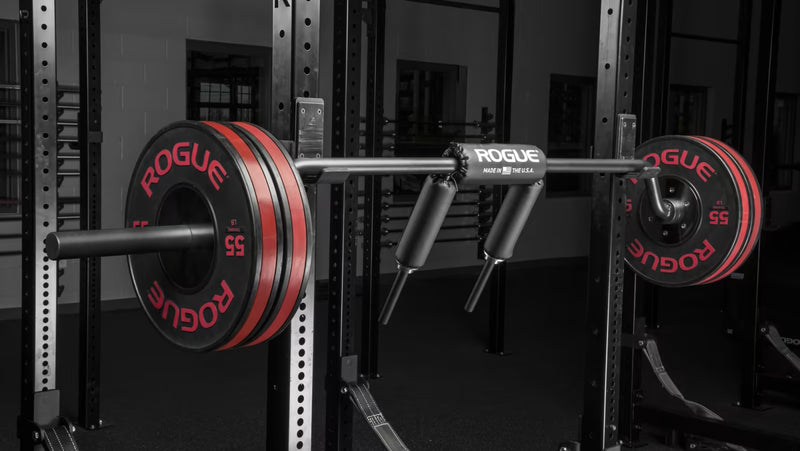 ROGUE SB-1 セーフティスクワットバー ブラックをラック装着状態で横方向から捉えた使用シーン、プレート装着時のバランスと形状が分かる