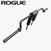 ROGUE SB-1 セーフティスクワットバー ブラックを斜め上から捉えた全体構造ビュー、湾曲シャフトとショルダーパッド配置が確認できる設計特徴