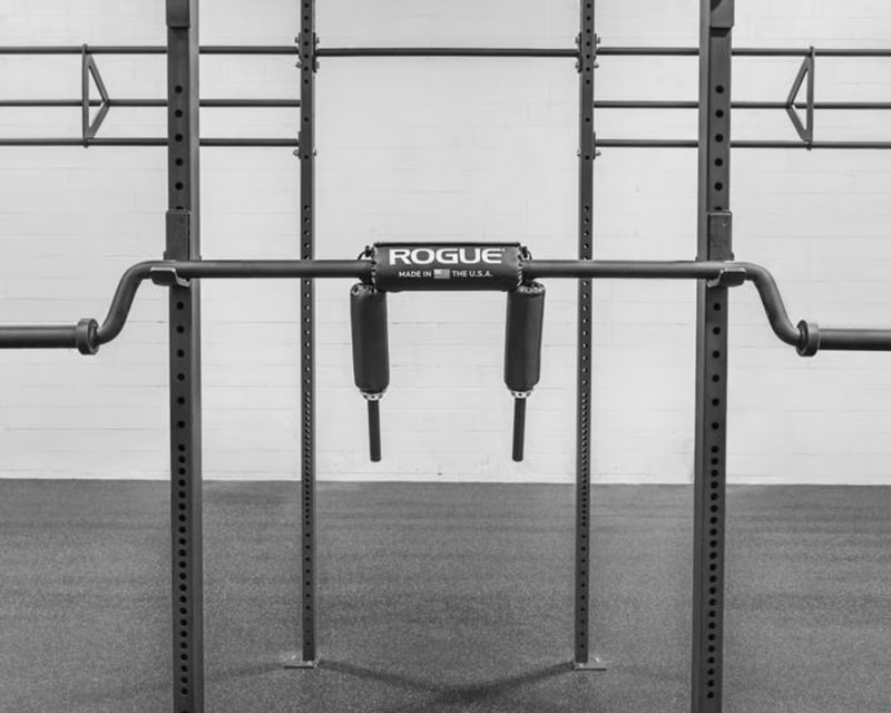 ROGUE SB-1 セーフティスクワットバー ブラックのスリーブ付け根を横から拡大した構造ディテール、回転部と接合部の仕上げが分かる