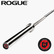 ROGUE オハイオバー ステンレスシャフト/クロムスリーブの全体を斜め俯瞰から捉えた構図、スリーブからシャフトまでの直線的フォルムと質感が分かる角度