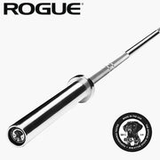 ROGUE ベラバー ステンレスシャフト/クロムスリーブ 全体を斜め俯瞰で捉えた構図 ブランドロゴとバーベル全長のバランスを示すビュー