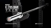 ROGUE C-70S バー ブラックセラコートをラックに設置した全体斜め視点、スリーブとシャフト構造が分かる構図