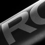 ROGUE C-70S バー ブラックセラコートのシャフトロゴを斜めから拡大した表面仕上げ