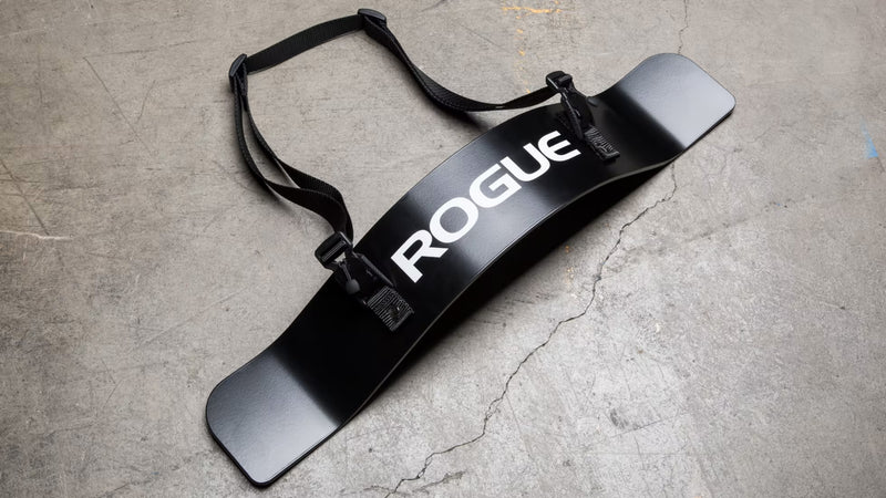 ROGUE アームブラスター ナイロンストラップ ブラックカラー 側面寄りの角度から捉え、厚みのあるプレート形状とストラップのバックル構造が分かるディテール重視の構図