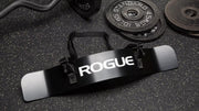 ROGUE アームブラスター ナイロンストラップ ブラックカラー 斜め上方向から撮影され、腕に沿う湾曲形状と表面のマット仕上げ、ロゴ位置が確認できる構成