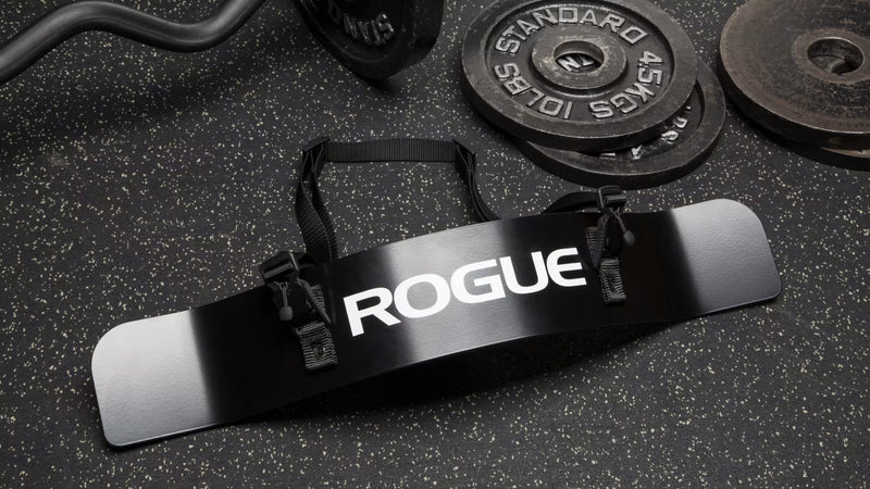 ROGUE アームブラスター ナイロンストラップ ブラックカラー 斜め上方向から撮影され、腕に沿う湾曲形状と表面のマット仕上げ、ロゴ位置が確認できる構成