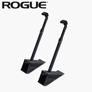 ROGUE ウェイトリリーサー ブラック、2本セットを斜め前方から捉えた全体ビュー、三角ベースと高さ調整穴付きアーム構造が分かるパワーリフティング用トレーニングアクセサリー