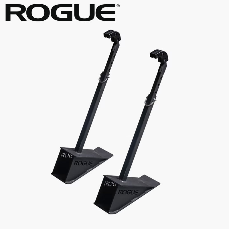 ROGUE ウェイトリリーサー ブラック、2本セットを斜め前方から捉えた全体ビュー、三角ベースと高さ調整穴付きアーム構造が分かるパワーリフティング用トレーニングアクセサリー