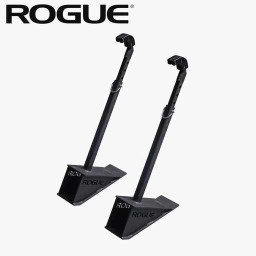 ROGUE ウェイトリリーサー ブラック、2本セットを斜め前方から捉えた全体ビュー、三角ベースと高さ調整穴付きアーム構造が分かるパワーリフティング用トレーニングアクセサリー