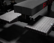 ROGUE コンボラック IPF公認品 ブラック フットプレート付きベンチ下部の斜めビュー、滑り止め加工と足位置の安定構造