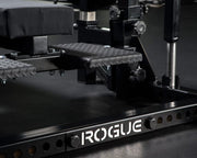 ROGUE コンボラック IPF公認品 ブラック ベースフレームと支柱の斜め前方ビュー、ROGUEロゴプレートと調整機構の配置