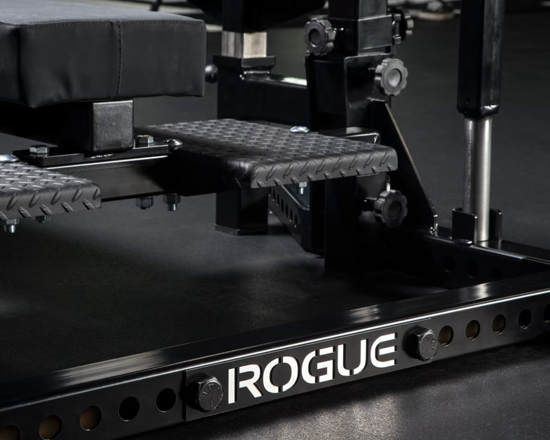 ROGUE コンボラック IPF公認品 ブラック ベースフレームと支柱の斜め前方ビュー、ROGUEロゴプレートと調整機構の配置